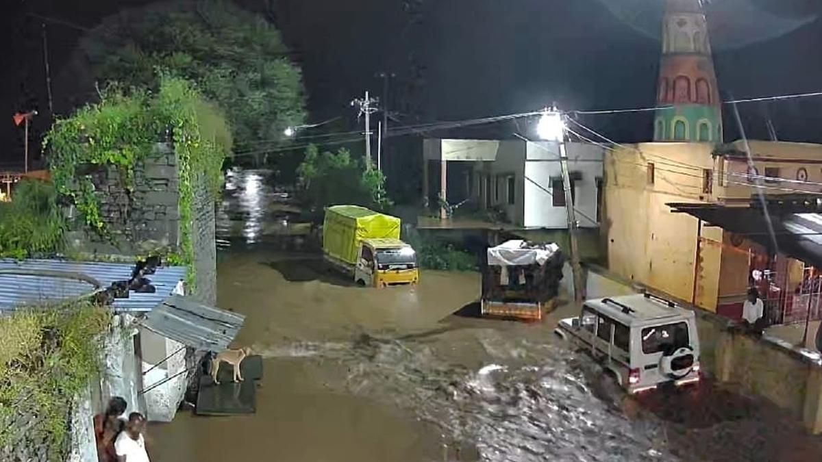 Madiyal tank bund breaches after heavy rains, flooding houses and fields